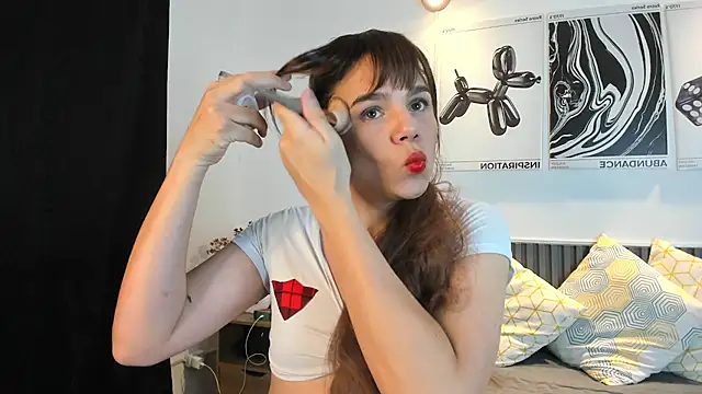 Snapshot of Cloe_Bonne chatting on November 19, 2025, 8:53 pm Cloe Bonne online show from November 19, 2025, 8:53 pm