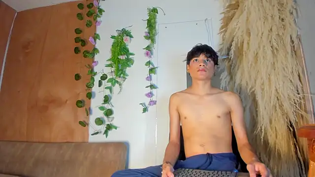 Snapshot of Leo_Glow chatting on February 5, 2026, 1:18 pm Leo Glow online show from February 5, 2026, 1:18 pm