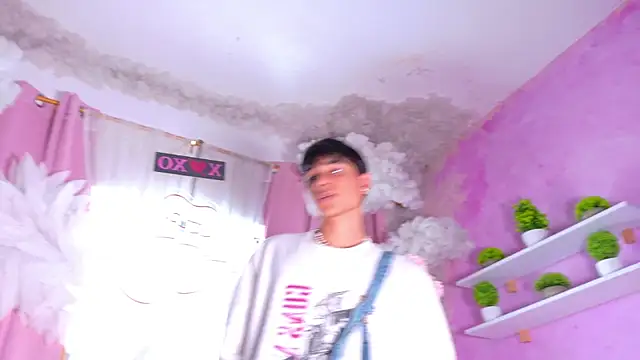 Leo Glow online show from April 20, 2026, 7:59 pm