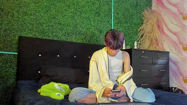 Snapshot of Leo_Glow chatting on February 25, 2026, 1:00 pm Leo Glow online show from February 25, 2026, 1:00 pm