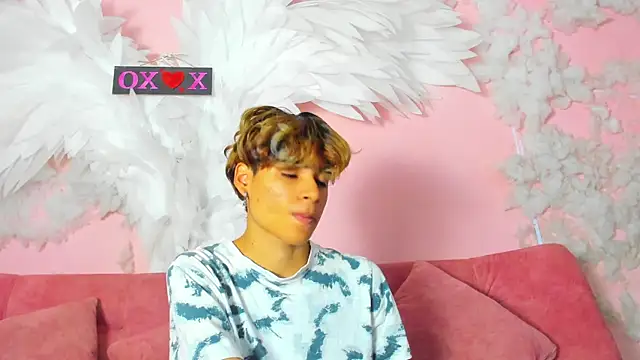 Snapshot of Leo_Glow chatting on November 29, 2025, 1:00 pm Leo Glow online show from November 29, 2025, 1:00 pm