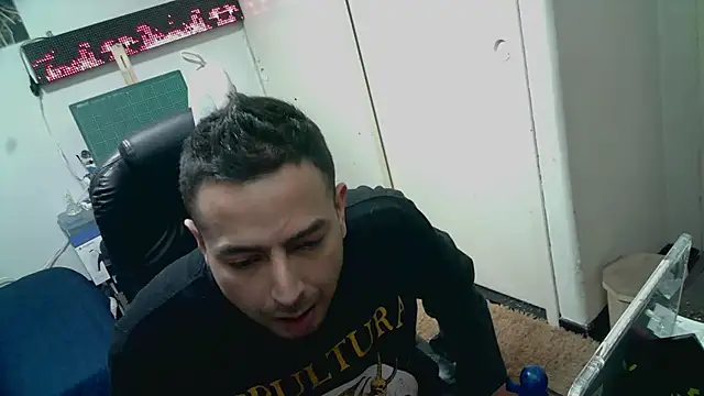 Snapshot of YoungStallionXL chatting on February 20, 2026, 7:21 am YoungStallionXL online show from February 20, 2026, 7:21 am