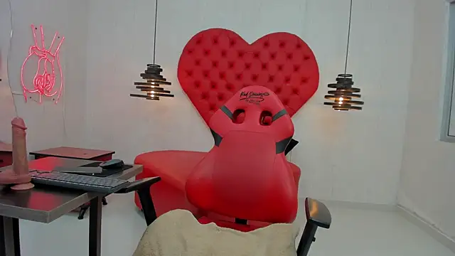 Bella Cuttee online show from November 25, 2025, 3:51 am