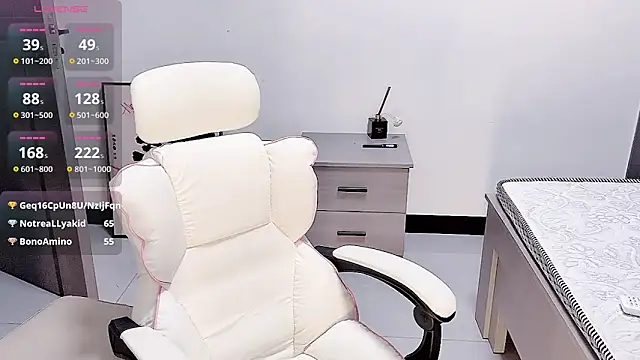 Snapshot of Bloo3iss chatting on November 25, 2025, 6:19 pm Bloo3iss online show from November 25, 2025, 6:19 pm