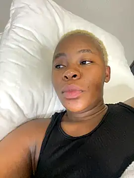 Snapshot of MiyaXo2 chatting on November 18, 2025, 11:59 pm MiyaXo2 online show from November 18, 2025, 11:59 pm