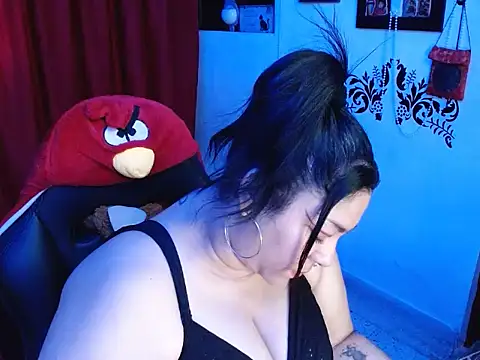 YIYI84 online show from November 4, 2025, 9:29 pm