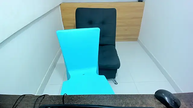 ValentinaRose4 online show from November 11, 2025, 1:22 am