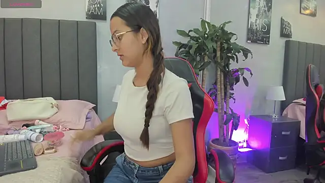 kendra london online show from November 24, 2025, 11:32 am