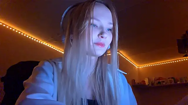 Snapshot of KarinRobertson chatting on November 10, 2025, 5:40 pm KarinRobertson online show from November 10, 2025, 5:40 pm