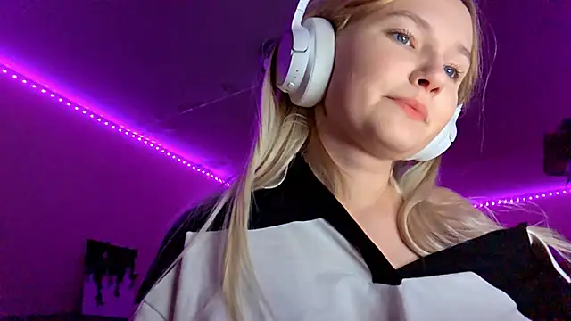 Snapshot of KarinRobertson chatting on November 13, 2025, 6:12 pm KarinRobertson online show from November 13, 2025, 6:12 pm