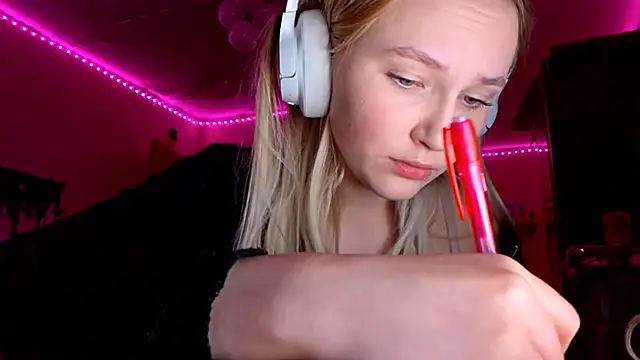 Snapshot of KarinRobertson chatting on November 29, 2025, 6:30 pm KarinRobertson online show from November 29, 2025, 6:30 pm