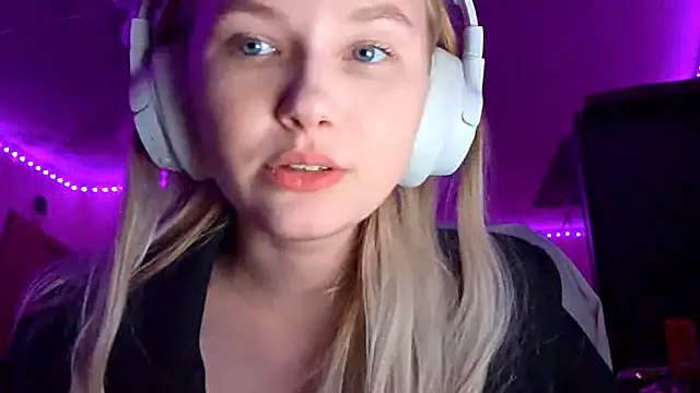 Snapshot of KarinRobertson chatting on December 1, 2025, 6:31 pm KarinRobertson online show from December 1, 2025, 6:31 pm