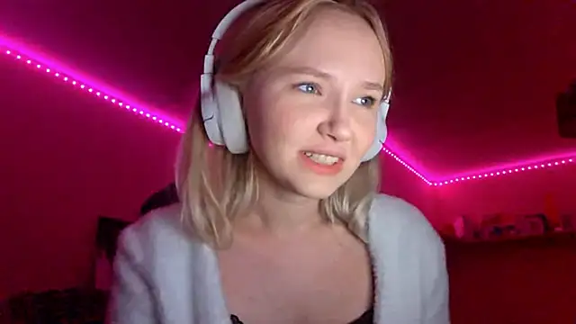 Snapshot of KarinRobertson chatting on November 11, 2025, 5:19 pm KarinRobertson online show from November 11, 2025, 5:19 pm