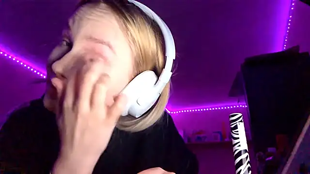 Snapshot of KarinRobertson chatting on November 26, 2025, 4:07 pm KarinRobertson online show from November 26, 2025, 4:07 pm