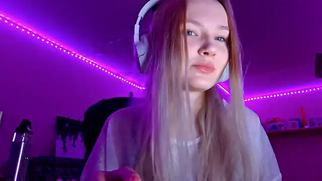 Snapshot of KarinRobertson chatting on November 12, 2025, 5:17 pm KarinRobertson online show from November 12, 2025, 5:17 pm