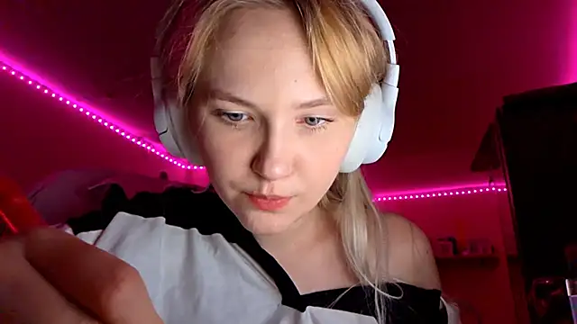 Snapshot of KarinRobertson chatting on November 28, 2025, 6:30 pm KarinRobertson online show from November 28, 2025, 6:30 pm