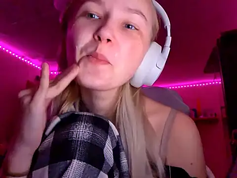 Snapshot of KarinRobertson chatting on November 30, 2025, 3:24 pm KarinRobertson online show from November 30, 2025, 3:24 pm