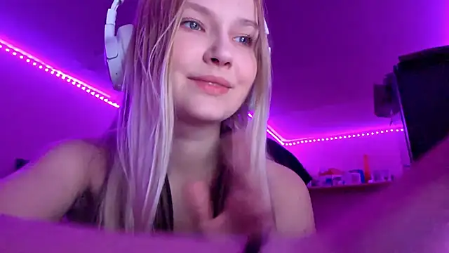 Snapshot of KarinRobertson chatting on November 14, 2025, 7:28 pm KarinRobertson online show from November 14, 2025, 7:28 pm