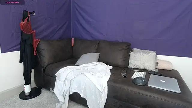 ChrisTinaBruce online show from November 21, 2025, 4:39 pm