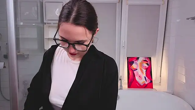 LeenaPuita online show from December 5, 2025, 6:28 pm