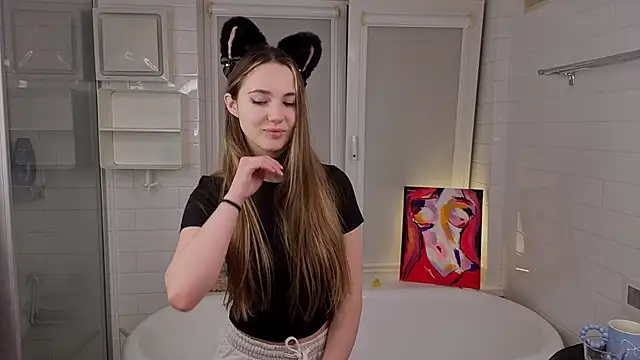 LeenaPuita online show from February 5, 2026, 5:09 pm