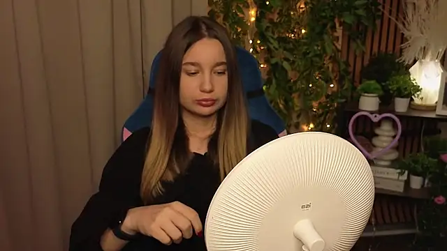 LauriePerez online show from December 21, 2025, 12:40 pm