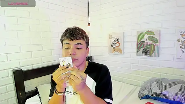 Sweet Dust online show from November 28, 2025, 3:07 am