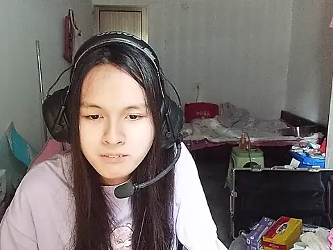 Snapshot of RebelAura chatting on November 4, 2025, 5:33 am RebelAura online show from November 4, 2025, 5:33 am