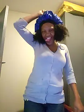 Snapshot of Mommy_Sienna chatting on May 6, 2026, 5:50 pm Mommy Sienna online show from May 6, 2026, 5:50 pm