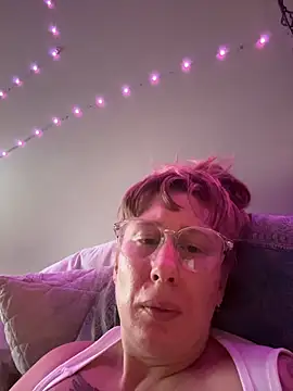 Redriddinghood8 online show from November 15, 2025, 11:58 am