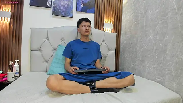 Elian Julian online show from December 1, 2025, 11:27 pm