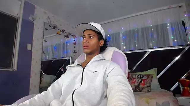 Snapshot of Santy_bigcock_01 chatting on June 3, 2026, 1:39 am Santy bigcock 01 online show from June 3, 2026, 1:39 am