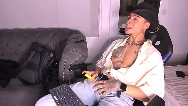 Snapshot of PiperrCry chatting on November 14, 2025, 3:43 am PiperrCry online show from November 14, 2025, 3:43 am