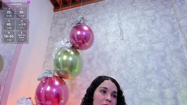 Snapshot of Reichel05_ chatting on December 17, 2025, 5:12 am Reichel05 online show from December 17, 2025, 5:12 am