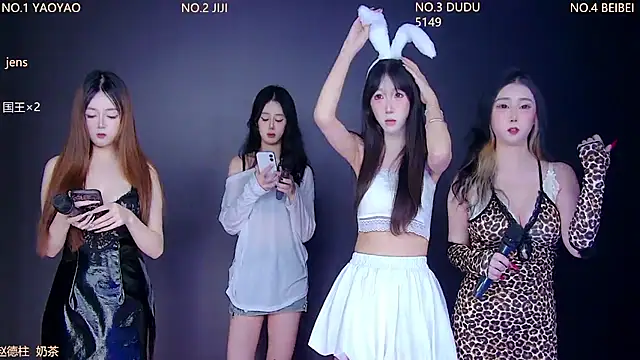 Snapshot of 88_Emeralds chatting on November 19, 2025, 5:35 pm 88 Emeralds online show from November 19, 2025, 5:35 pm