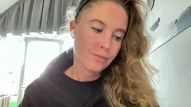 Snapshot of Ameli8 chatting on November 8, 2025, 1:14 pm Ameli8 online show from November 8, 2025, 1:14 pm