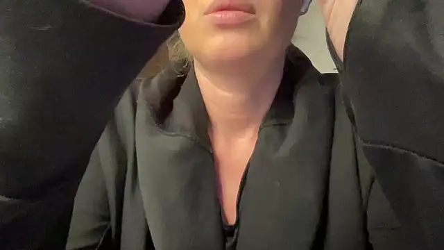 Snapshot of Ameli8 chatting on December 14, 2025, 3:06 pm Ameli8 online show from December 14, 2025, 3:06 pm