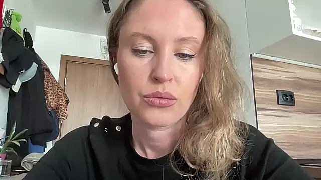 Snapshot of Ameli8 chatting on December 17, 2025, 11:15 am Ameli8 online show from December 17, 2025, 11:15 am