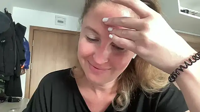 Snapshot of Ameli8 chatting on November 30, 2025, 11:33 am Ameli8 online show from November 30, 2025, 11:33 am