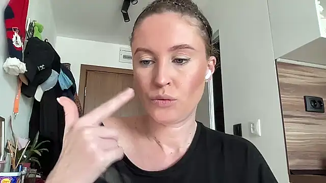 Snapshot of Ameli8 chatting on December 15, 2025, 8:20 am Ameli8 online show from December 15, 2025, 8:20 am