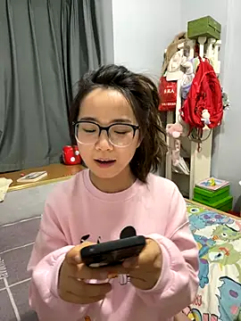 Snapshot of Hmm_0303 chatting on November 16, 2025, 2:33 pm Hmm 0303 online show from November 16, 2025, 2:33 pm