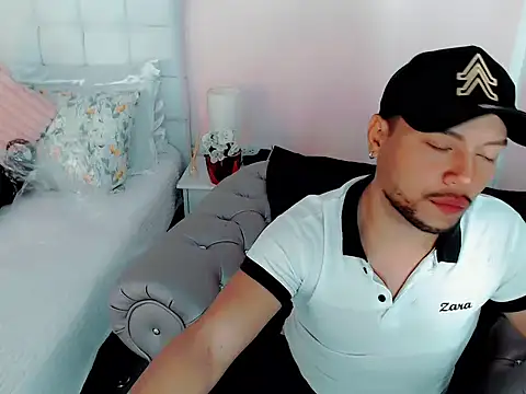 Snapshot of sebastian_cruz_ chatting on November 13, 2025, 7:18 pm sebastian cruz online show from November 13, 2025, 7:18 pm