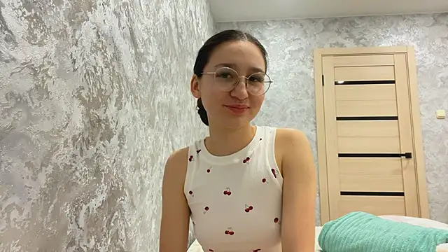 SofiYong online show from November 7, 2025, 4:00 pm