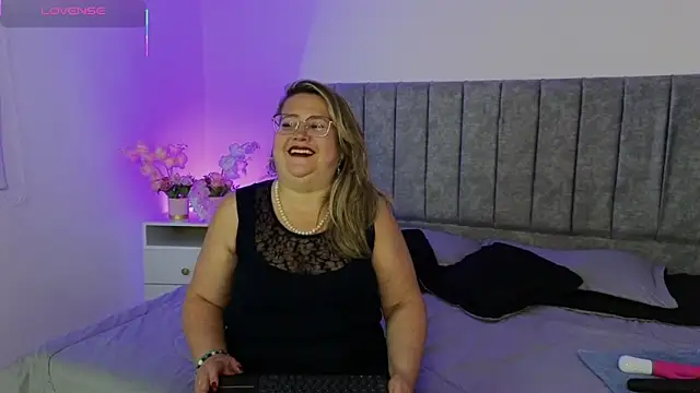 CurvyRosse  online show from November 6, 2025, 3:43 am