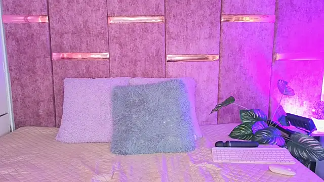  ViolletteNoir  online show from December 20, 2025, 8:12 pm