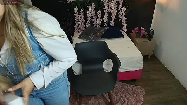 AriannaFox  online show from November 12, 2025, 12:09 pm