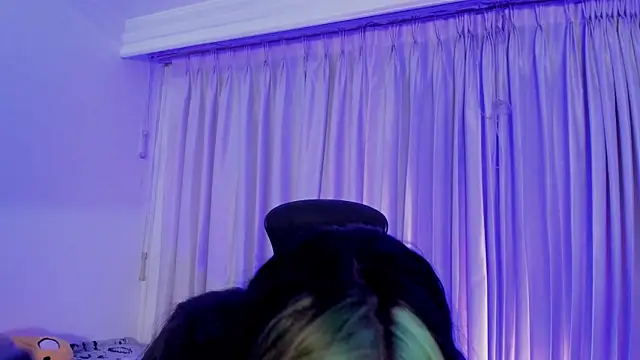 Lilith Zenith  online show from December 14, 2025, 4:40 am