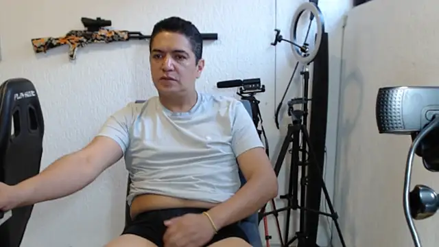 Snapshot of yayo_33 chatting on November 12, 2025, 8:34 pm yayo 33 online show from November 12, 2025, 8:34 pm