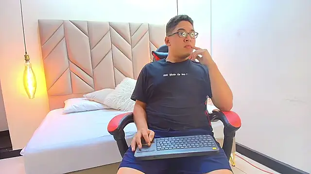 Snapshot of DanteVoss chatting on November 16, 2025, 4:28 am DanteVoss online show from November 16, 2025, 4:28 am