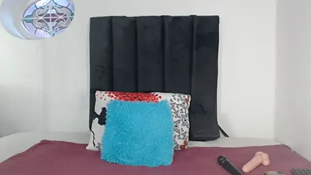 Miss-Berries online show from December 4, 2025, 3:27 am